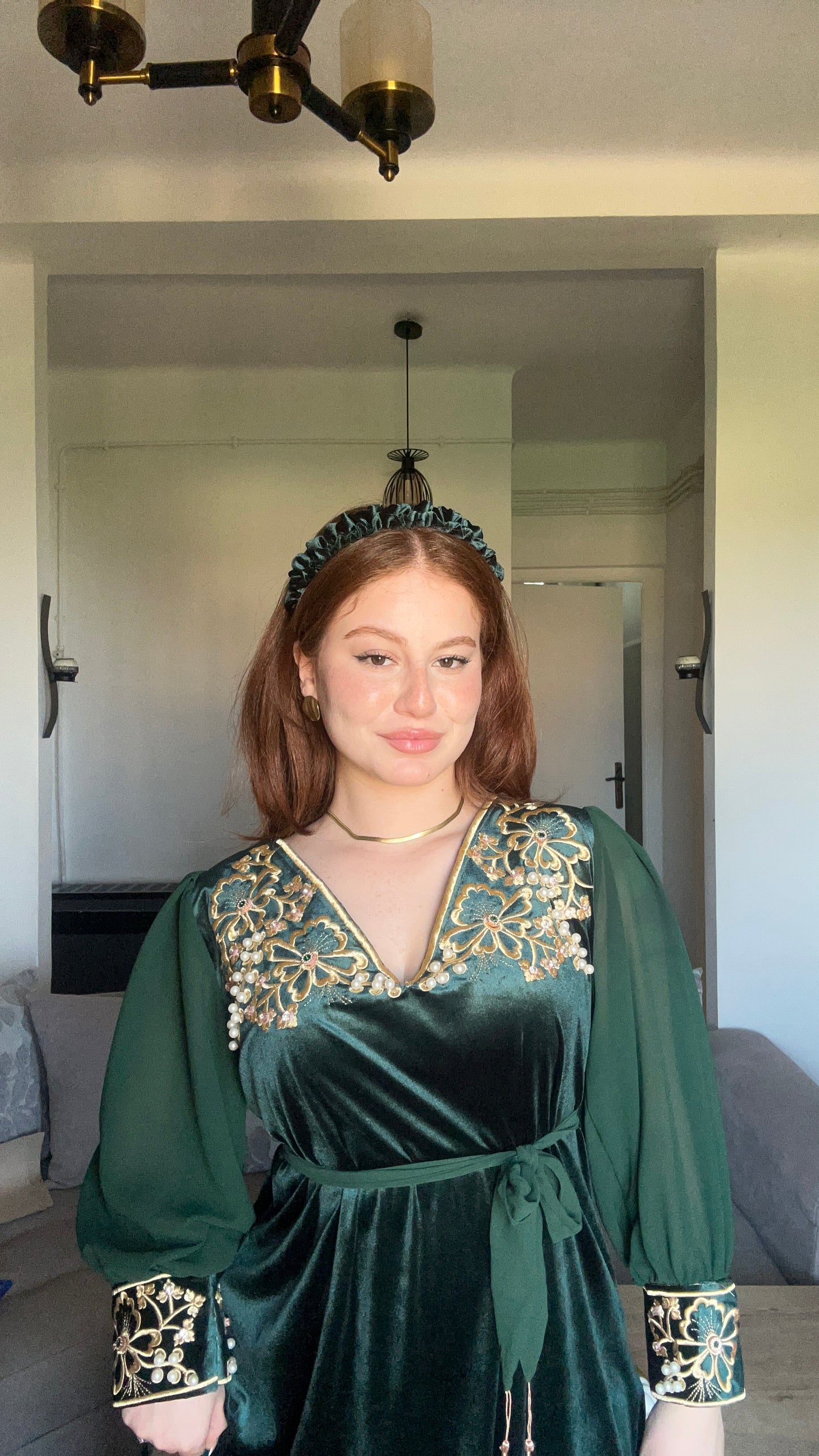 جبة قطيفة طرز + إكسسوار